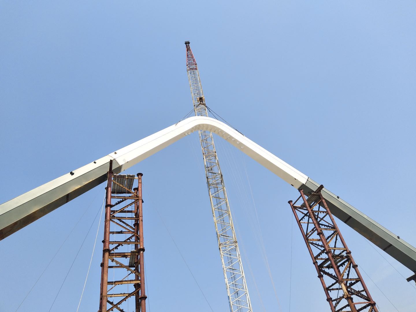紫荊路跨龍王港河橋順利完成主拱合龍！
