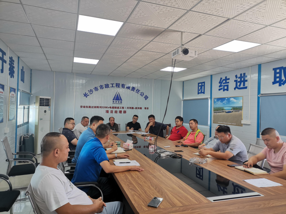 獻(xiàn)禮國慶 | 勞動?xùn)|路過瀏陽河220kV電纜隧道工程頂進(jìn)設(shè)備順利完成吊裝！